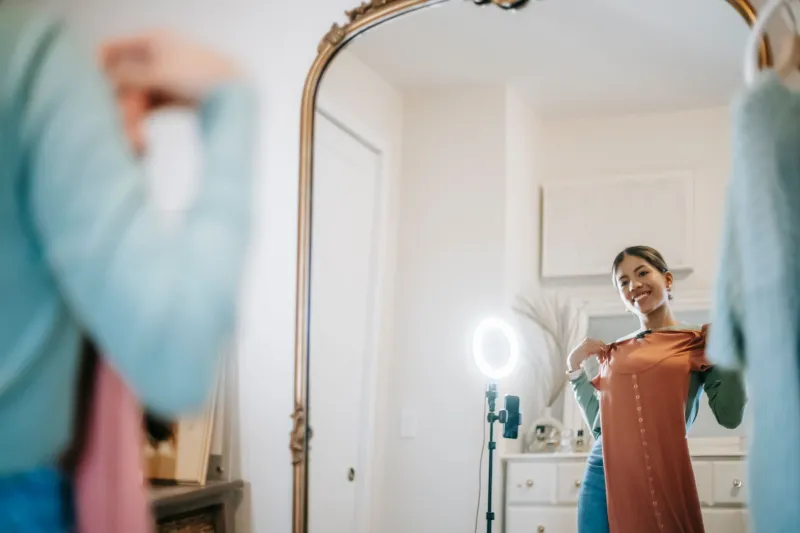 Why Your Mirror Is Gaslighting You (And How to Finally See Your Outfits Clearly)